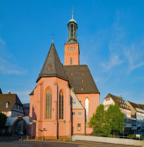 教堂旁边的房子好不